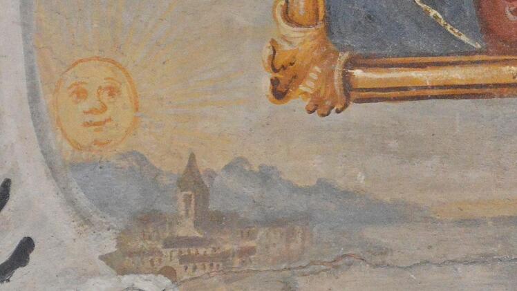 Über dem Chorbogen findet man eine strahlende Sonne über dem Bild des Klosters Maria Bildhausen. Ebenfalls ein Hinweis auf Abt Bonifatius.