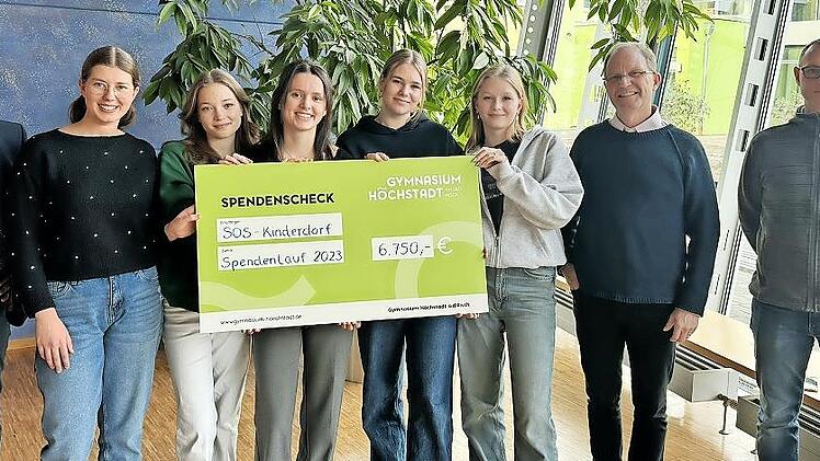 Bei der Übergabe der Spende ( von links): Ingo Pöllmann, Laura Thurn, Johanna Vesper, Alicia Gumbrecht, Carla Petersilka, Sophie Sap, Dirk Baumann und Michael Hofmann-Gandl.