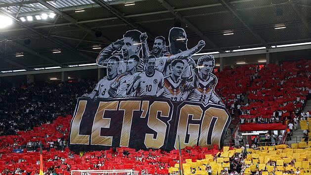 Mit dieser Choreografie verabschiedeten die deutschen Fans ihre Nationalmannschaft am 31. Mai beim letzte Testspiel des Teams auf deutschem Boden vor der Abreise in die USA. Die Partie gegen Finnland in Mainz endete 4:0.