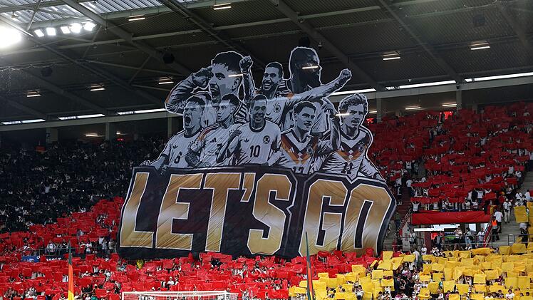 Mit dieser Choreografie verabschiedeten die deutschen Fans ihre Nationalmannschaft am 31. Mai beim letzte Testspiel des Teams auf deutschem Boden vor der Abreise in die USA. Die Partie gegen Finnland in Mainz endete 4:0.