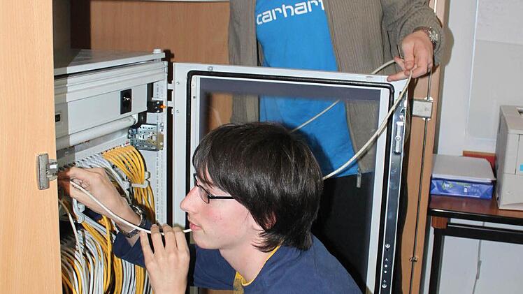 Steffen Keilhold und Julian Kaim sind gefragt, wenn es in der Schule technische Probleme gibt.