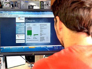 Mit 50 000 Kilobit pro Sekunde kann Peter Hartmann während der Testphase von HAB-Net ins Netz gehen. Aber auch für alle anderen Bewohner von Katzenbach stellt HAB-Net mit 25 000 Kilobit nun ein VDSL, eine Very High Speed Digital Subscriber Line ins Internet zur Verfügung.