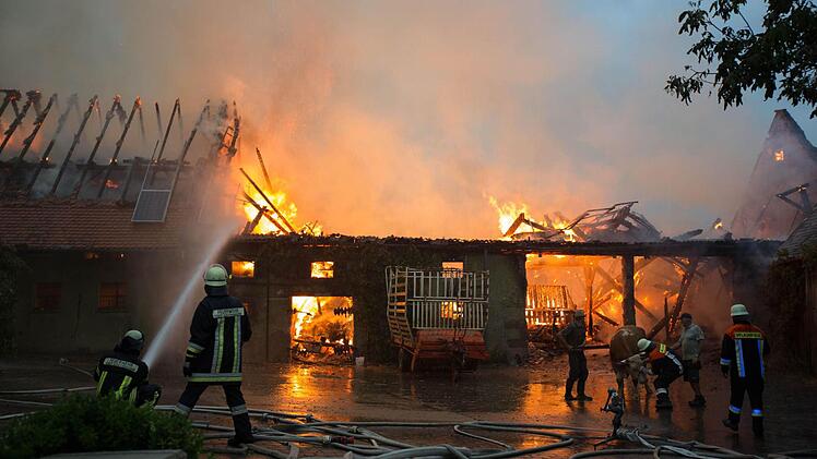 Am Dienstagnachmittag (06.08.2013) kam es in Aha zu einem Vollbrand einer Scheune. Der Brand wurde durch einen Blitzschlag ausgeloest. In der Scheune befanden sich zahlreiche Rinder, die aber noch rechtzeitig aus den Flammen befreit werden konnten. Personen kamen nach ersten Aussagen nicht zu Schaden. Insgesamt waren 150 Feuerwehrleute im Einsatz. Foto: News5 / Goppelt