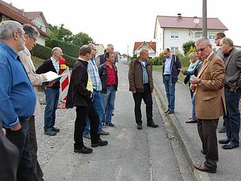 Beim Ortstermin in der Hassenbacher Schulstraße haben die Gemeinderäte über die Beschädigungen und weitere Möglichkeiten diskutiert. Fotos: Günther Straub