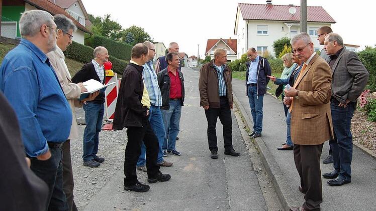 Beim Ortstermin in der Hassenbacher Schulstraße haben die Gemeinderäte über die Beschädigungen und weitere Möglichkeiten diskutiert. Fotos: Günther Straub
