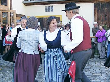 Der fränkische Volkstanzkreis Steigerwald präsentiert drei seiner Tänze. Fotos: Mona Lisa Eigenfeld