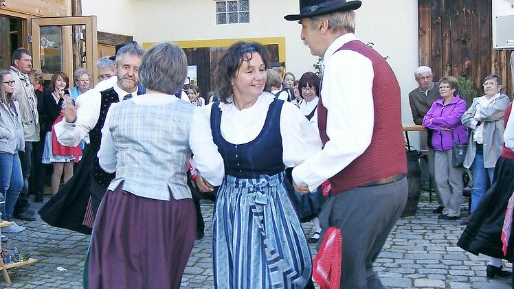 Der fränkische Volkstanzkreis Steigerwald präsentiert drei seiner Tänze. Fotos: Mona Lisa Eigenfeld
