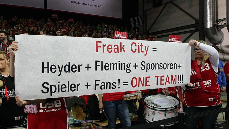 Der Fanclub Freak City Frankenpower mit seinem Plakat. Foto: sportpress