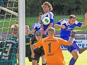 Kurz vor Spielende kommen die Frohnlacher noch zu einer Großchance, als Tenvin McCullough den Ball (Mitte) mit der Brust an den Posten drückt (rechts Christos Makrigiannis). Fotos: Heinrich Weiß