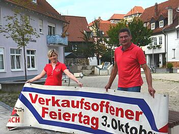 Michaela Weiss und Dietrich Denzner betonen, dass das Drei-Länder-Treffen stattfindet. Foto: Heike Schülein