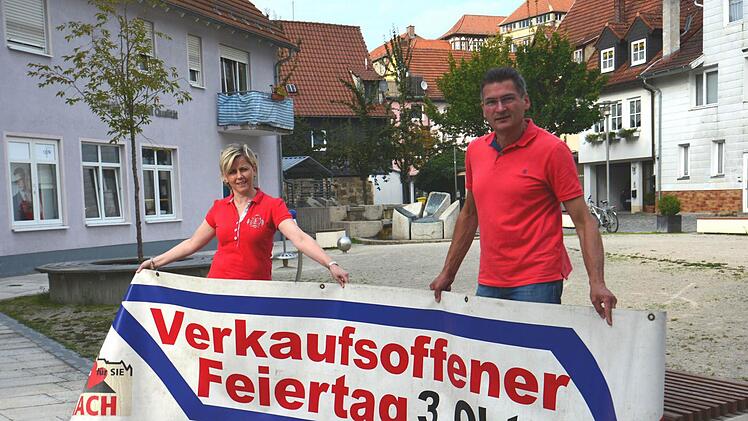 Michaela Weiss und Dietrich Denzner betonen, dass das Drei-Länder-Treffen stattfindet. Foto: Heike Schülein