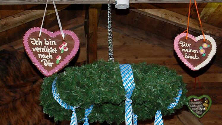 Erster Abend in der Oktoberfest-Hüttn.  Foto: Sigismund von Dobschütz