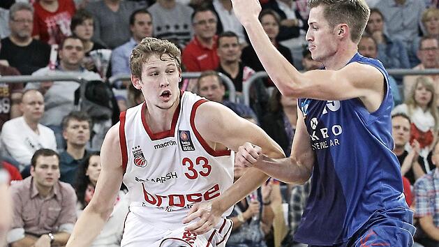 Der Bamberger Neuzugang Patrick Heckmann (links) bekam von Coach Andrea Trinchieri &uuml;ber 25 Minuten Spielzeit. Hier zieht der 23-J&auml;hrige gegen den Crailsheimer Tim Schwartz zum Korb. Fotos: sportpress