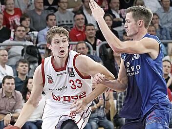 Der Bamberger Neuzugang Patrick Heckmann (links) bekam von Coach Andrea Trinchieri über 25 Minuten Spielzeit. Hier zieht der 23-Jährige gegen den Crailsheimer Tim Schwartz zum Korb. Fotos: sportpress