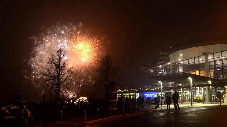 Nur bodennahes Feuerwerk war am Silvesterabend in Bad Kissingen gut zu sehen.  Foto: Peter Rauch