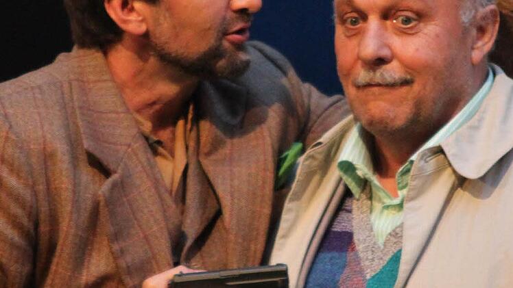 Lawrence Redding (Gerd Kammerer) bedroht Inspector Slack (Walter Richter) Foto: Jürgen Gärtner