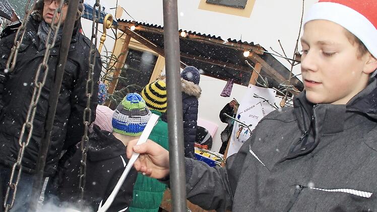 Bei der Kälte schmeckte eine Tasse Glühwein oder Kinderpunsch.
