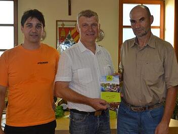 Christian Bayer (von links, Dyna Design), Bürgermeister Alfred Gündling und Gemeinderat Roland Herterich bei der Vorstellung des Prospekts.  Foto: Andreas Lomb