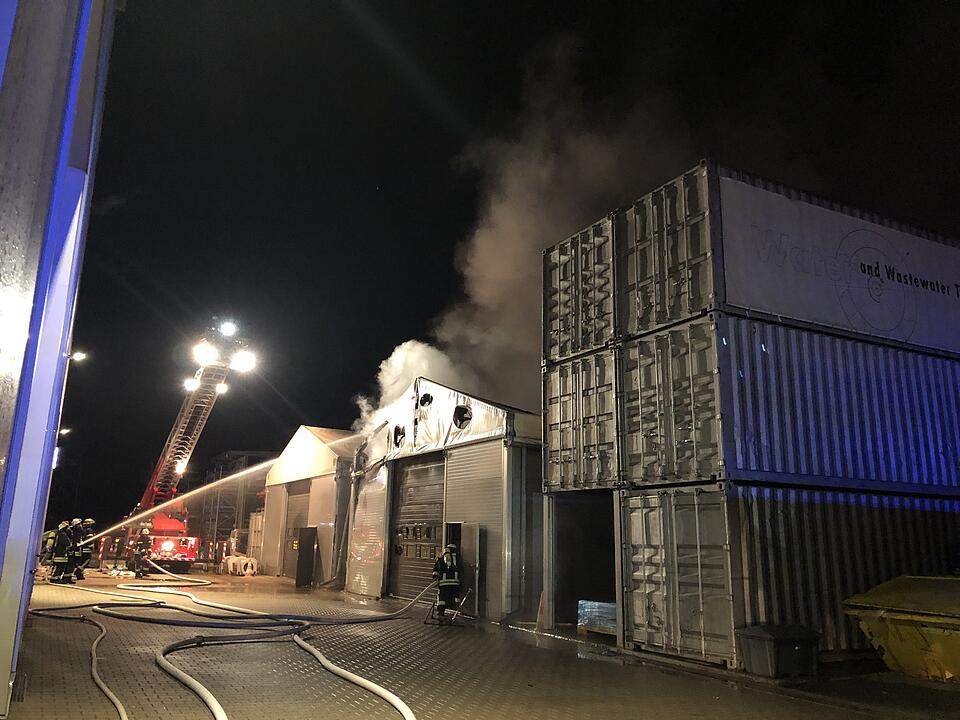 Erlangen-Eltersdorf: Firma für Umwelttechnik  brennt – Anwohner sollen Türen und Fenster schließen