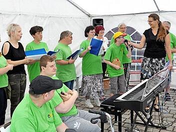 Die Schulleiterin und Musikpädagogin Katrin Heinz-Karg (r.) hat für die Gruppe einen Song komponiert. Foto: privat