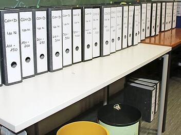 Die Protokolle des Gesundheitsamtes mit Getesteten und Kontaktpersonen füllen mittlerweile viele Ordner. Foto: Christine Fischer