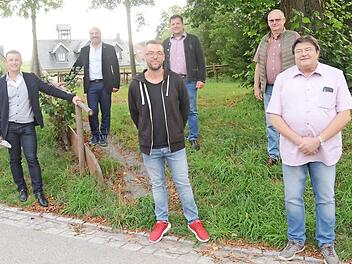 Sven Greiner (vorne Mitte) erhielt zur Wahl als Ortssprecher von Grössau mehrere Glückwünsche. Von links: Bürgermeister Stefan Heinlein, Hasan Dag (Marktgemeinderat), Thomas Günther (Marktgemeinderat), Martin Welscher und Zweiter Bürgermeister Wolfgang Förtsch.  Foto: K.-H. Hofmann