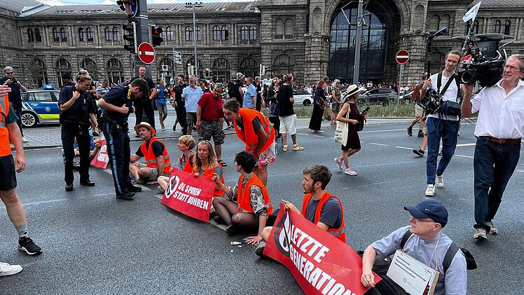 Nürnberg: Klimaaktivisten sorgen für Chaos am Hauptbahnhof - weitere Blockaden angekündigt
