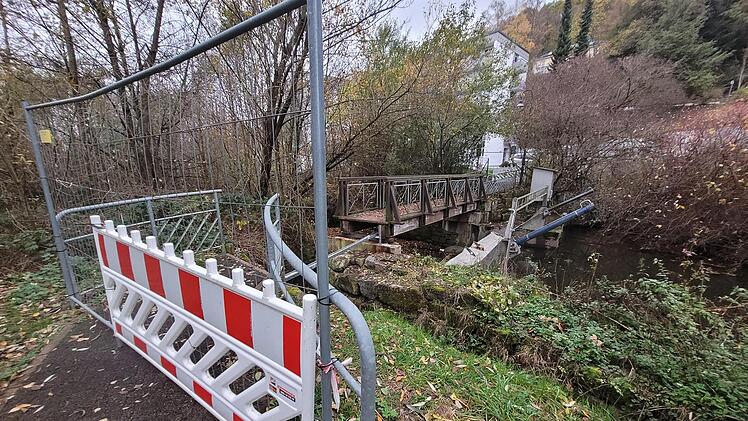 Der Fußgängersteg vom Georgipark zum alten Haus Waldenfels wurde wegen Baufälligkeit gesperrt. Er wird erneuert. Foto: Steffen Standke