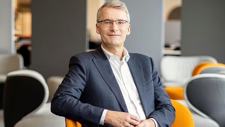 Die Berichterstattung des ZDF-Journalisten Elmar Theveßen stößt in rechten Kreisen der US-Regierung auf Empörung.