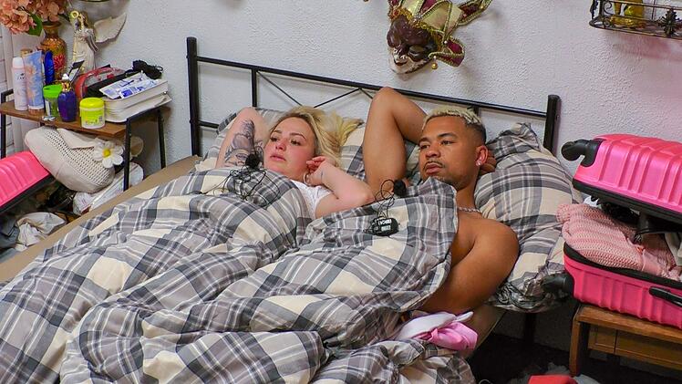 Anita und Fabrice haben sich das beste Bett geschnappt.