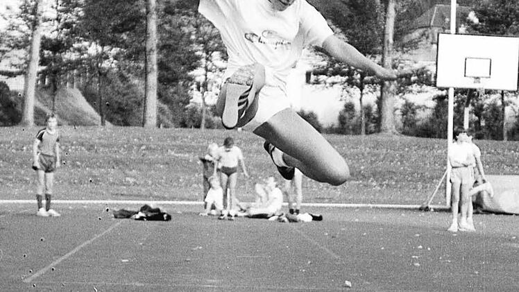 Nachwuchstalent Tamara Kr&auml;mer beim Weitsprung. Foto: Archiv