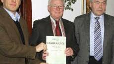 Steffen Vogel (links) und Ortsvorsitzender Willi Andres (rechts) zeichneten Helmut Zier aus. Foto: RK