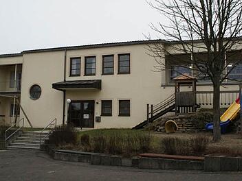 Durch einen Neubau ersetzt wird der Kindergarten in Kirchaich. Kirchenverwaltung wie Gemeinderat sind zuversichtlich, dass auch die Regierung von Unterfranken (Würzburg) zu der Überzeugung kommt, dass ein Neubau wirtschaftlicher ist als eine Generalsanierung. Fotos: sw