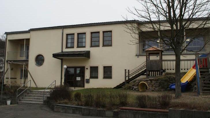 Durch einen Neubau ersetzt wird der Kindergarten in Kirchaich. Kirchenverwaltung wie Gemeinderat sind zuversichtlich, dass auch die Regierung von Unterfranken (Würzburg) zu der Überzeugung kommt, dass ein Neubau wirtschaftlicher ist als eine Generalsanierung. Fotos: sw