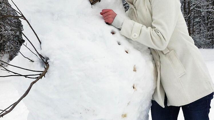 Annika Beyersdorff bringt den Schneemann vor der Forchheimer Lebenshilfe (fast) zum Schmelzen.