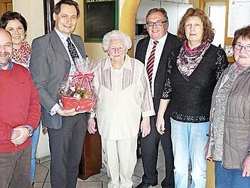 Margareta Hildner aus Triebenreuth feierte ihren 90. Geburtstag. Unser Bild zeigt (von links) Pfarrer Wolfgang Eßel, Enkelin Manuela Koller, Bürgermeister Roland Wolfrum, Jubilarin Margareta Hildner, stellvertretenden Landrat Dieter Schaar, Tochter Inge Hümmer und Schwiegertochter Irene Hildner. Foto: Klaus-Peter Wulf