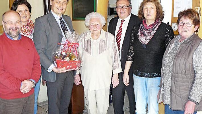 Margareta Hildner aus Triebenreuth feierte ihren 90. Geburtstag. Unser Bild zeigt (von links) Pfarrer Wolfgang Eßel, Enkelin Manuela Koller, Bürgermeister Roland Wolfrum, Jubilarin Margareta Hildner, stellvertretenden Landrat Dieter Schaar, Tochter Inge Hümmer und Schwiegertochter Irene Hildner. Foto: Klaus-Peter Wulf