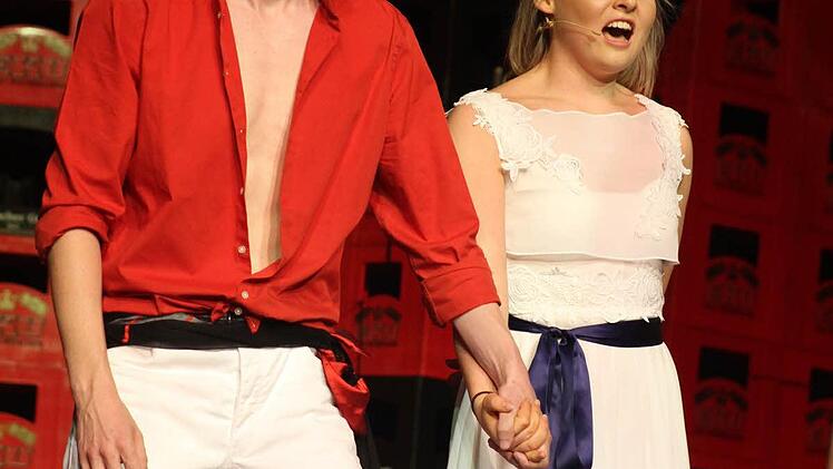 Mabel (Robin-Kate Stegner, am zweiten Abend gespielt von Antonia Zietz) begeisterte mit ihrer wahrlich großen Rolle. Und auch die feinsinnigen Soli sang sie mit Inbrunst.