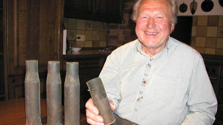 Wilhelm Westphal zeigt hier die Geschosshülsen des amerikanischen Panzers, die er sich zum Kriegsende sicherte. Foto: Gerhard Schmidt