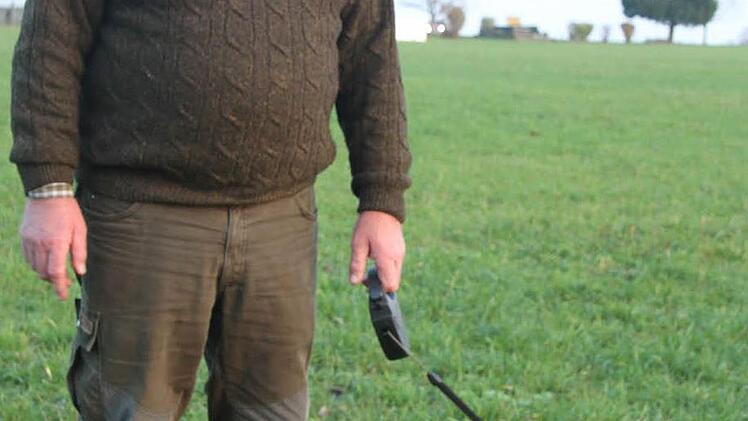Der frühere Stadtsteinacher Revierförster und Jäger Albin Schmidt hat sein Herz an seinen Dackel verloren - er ist sein ständiger Begleiter. Foto: Sonny Adam