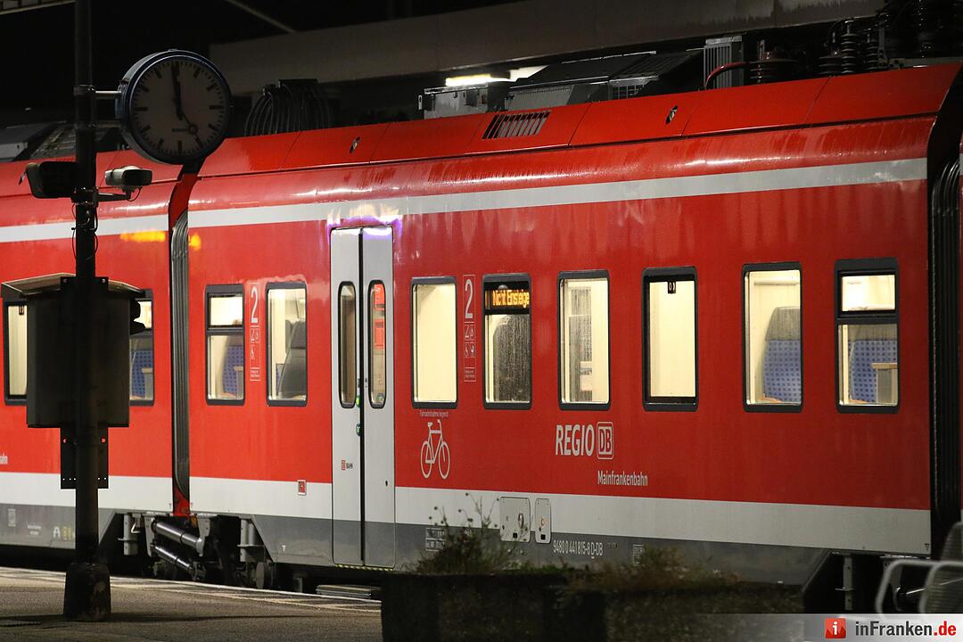 Herrenloser Koffer im Zug gefunden - Bombenraeumkommando gibt Entwarnung