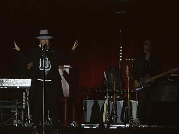 Mit Hut und ganz viel Gefühl: Sarah Connor begeisterte bei ihrem Konzert vor knapp 7000 Besuchern auf dem Coburger Schlossplatz. Foto: Barbara Herbst