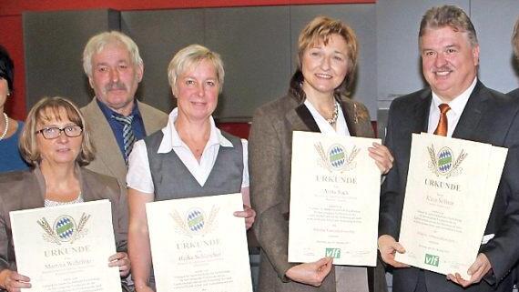 Ehrung für Martina Wehrfritz, Heike Schleicher, Anita Sack und Klaus Peter Söllner. Mit im Bild sind Dagmar Hartlieb, der Vorsitzende des vlf Kulmbach, Reinhard Kortschack, sowie Ernst Heidrich. Fotos: Sonny Adam