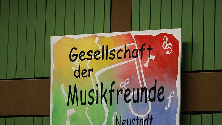 Das Orchester der Musikfreunde Neustadt unter Leitung von Hans Stähli beeindruckte mit seinem Sinfoniekonzert in der Mehrzweckhalle Heubischer Straße.Foto: Jochen Berger