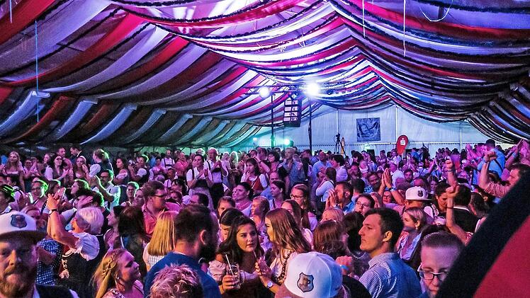 Ein voll besetztes Festzelt ist mit der Original Prinz Albert (OPA) Blasmusik garantiert. Foto: CT-Archiv/Jochen Berger