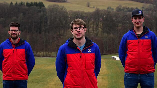 Die Bergwacht Oberbach hat ihre Bereitschaftsleiter gewählt. In der Mitte Bereichsleiter Johannes Voll, li. Stellvertreter Jonas Schneider, re. Stellvertreter Pierre Martin Foto: Evelyn Schneider