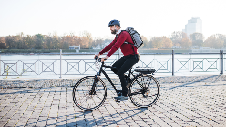 Mit Trekking E-Bikes bewältigst du auch große Strecken auf dem Fahrrad, ohne frühzeitig schlapp zu werden.