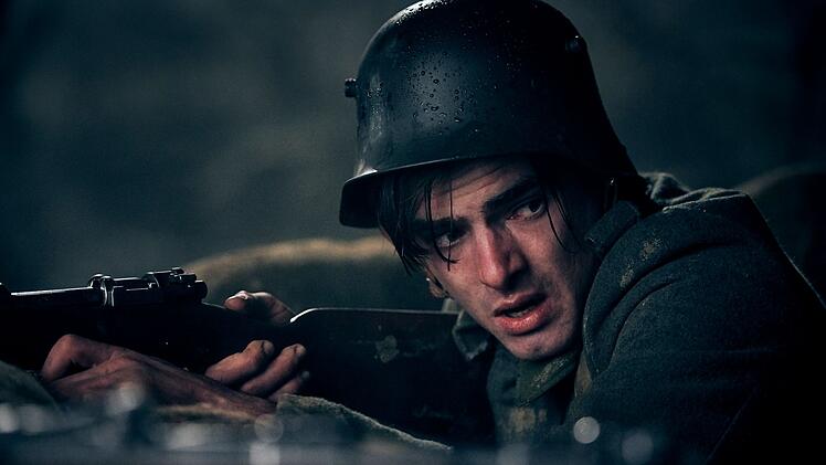 Im Kriegsdrama "Im Westen nichts Neues" (2022) spielte Aaron Hilmer den Weltkriegsteilnehmer Albert Kropp.