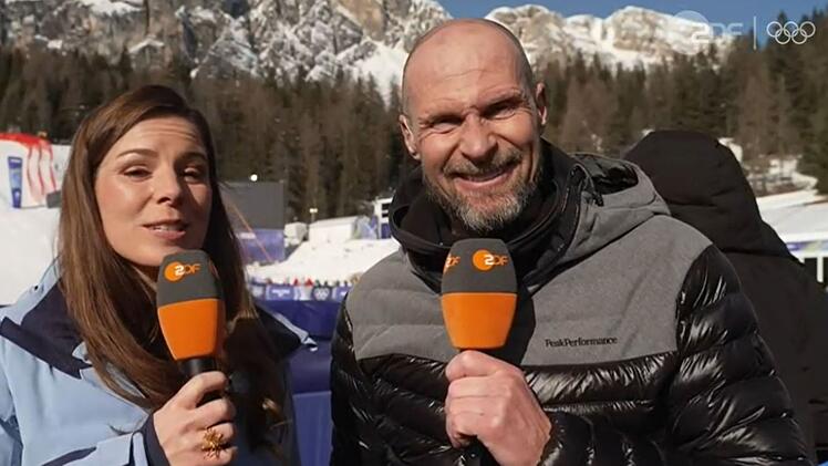 Amelie Stiefvatter und TV-Experte Marco B&uuml;chel berichten von der Damen-Abfahrt.