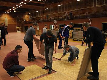 Die Jugend des TSV Münnerstadt packte beim Aufbau der Oldie-Night am Faschingssamstag ordentlich mit an. Foto: Heike Beudert